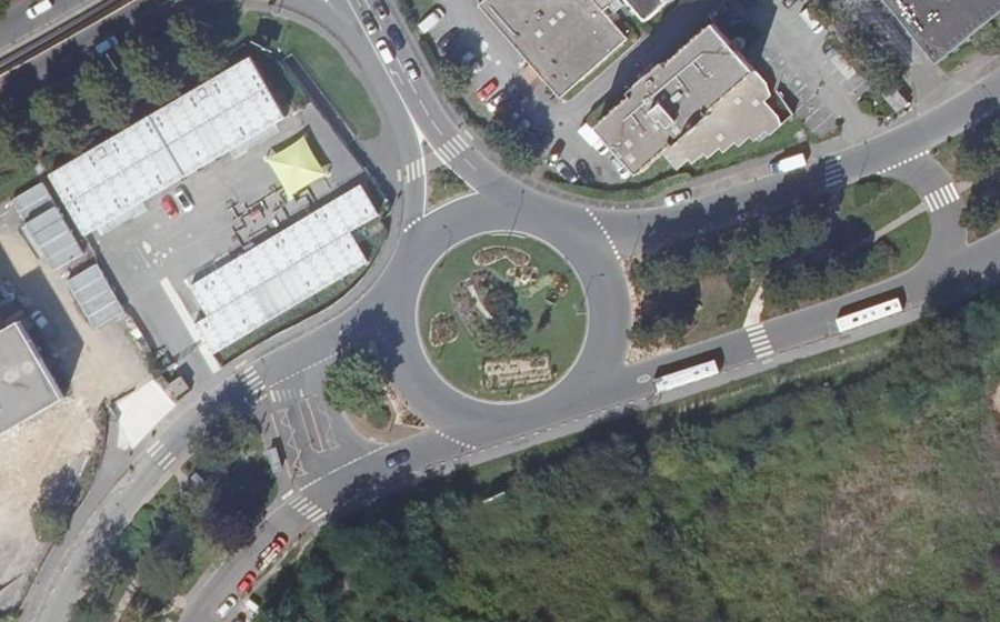 Vue aérienne du Rond-point anonyme n°1263796535