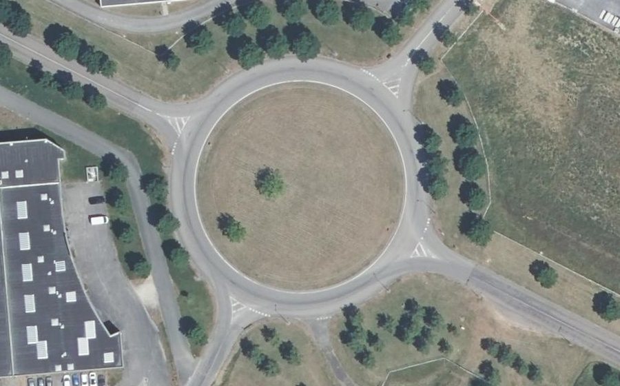 Vue aérienne du Rond-point anonyme n°126383039