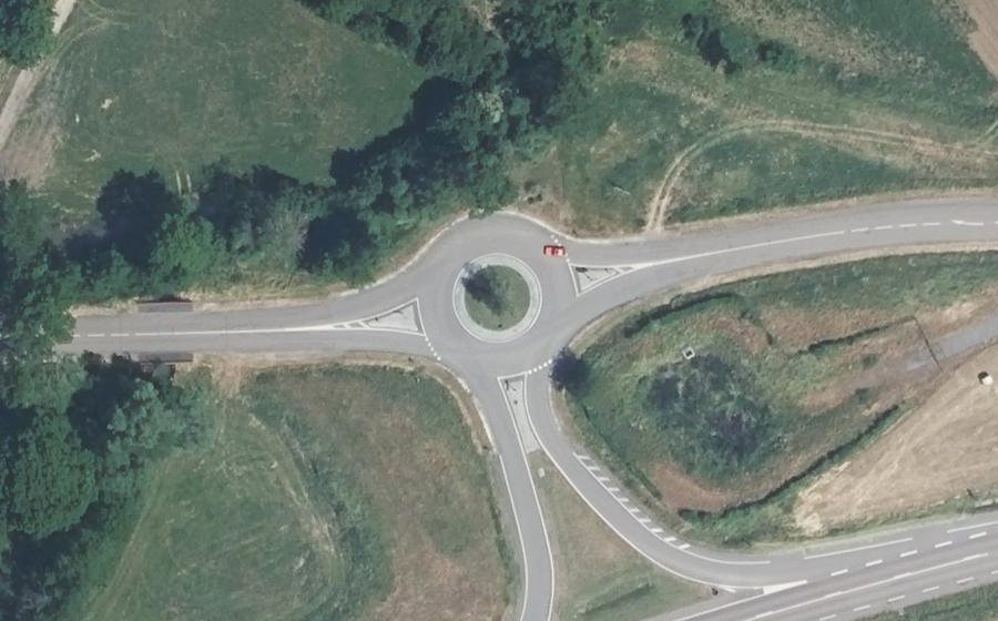 Vue aérienne du Rond-point anonyme n°126383042