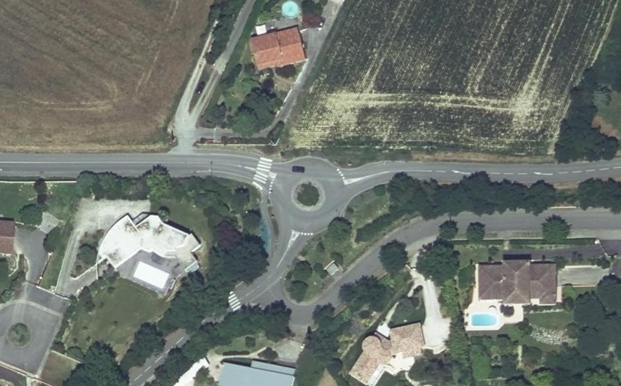 Vue aérienne du Rond-point anonyme n°126392154