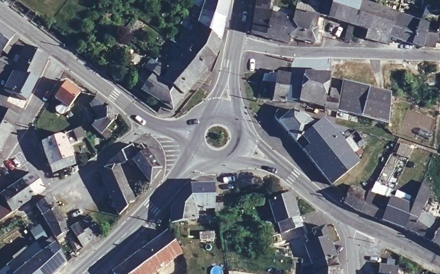 Vue aérienne du Rond-point anonyme n°126405108