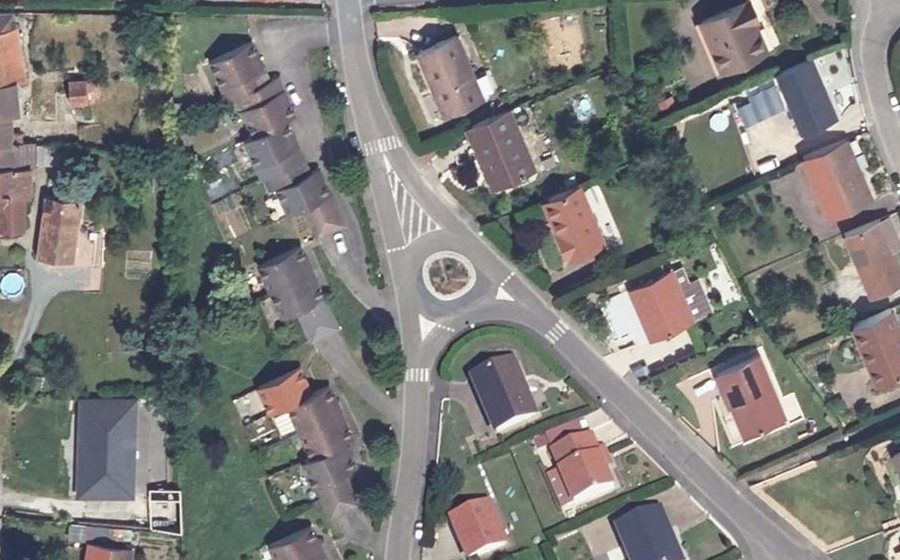 Vue aérienne du Rond-point anonyme n°126432937