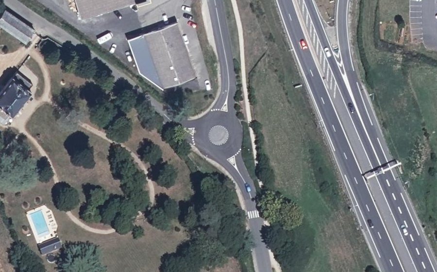 Vue aérienne du Rond-point anonyme n°1264566573