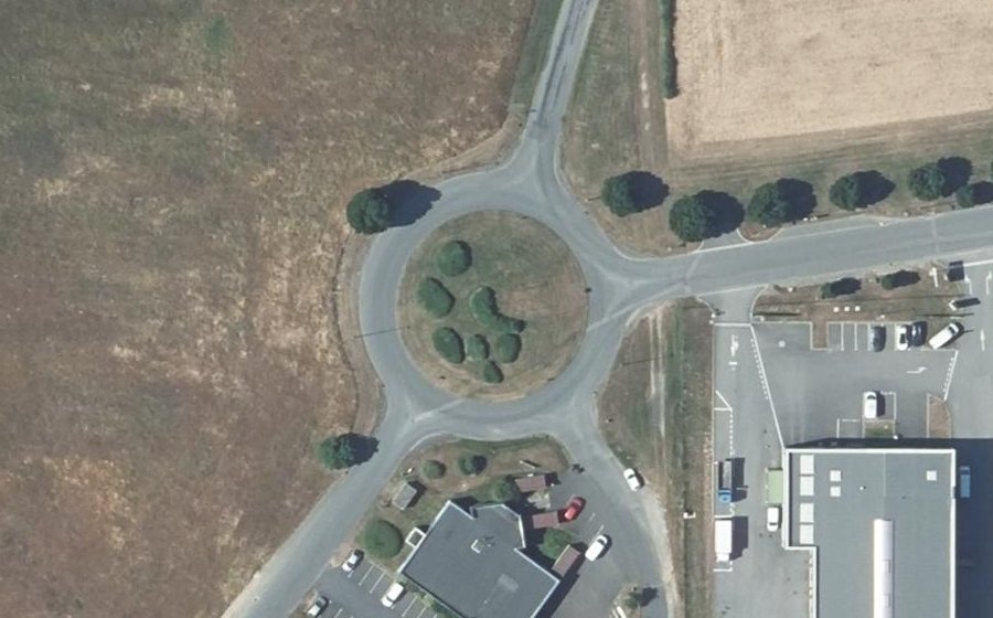 Vue aérienne du Rond-point anonyme n°126471926