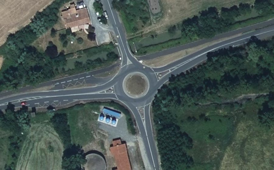 Vue aérienne du Rond-point anonyme n°126480568