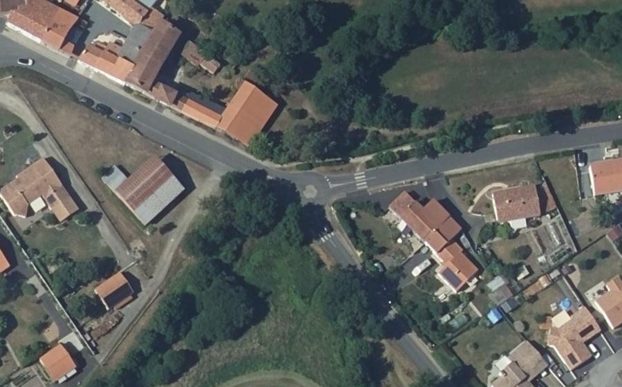 Vue aérienne du Rond-point anonyme n°126495300