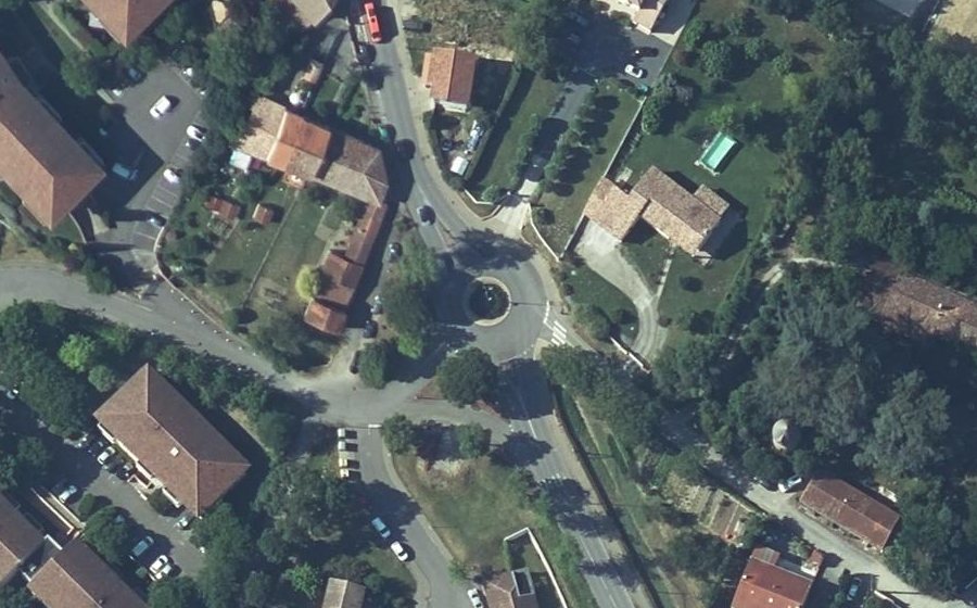 Vue aérienne du Rond-point anonyme n°126506724