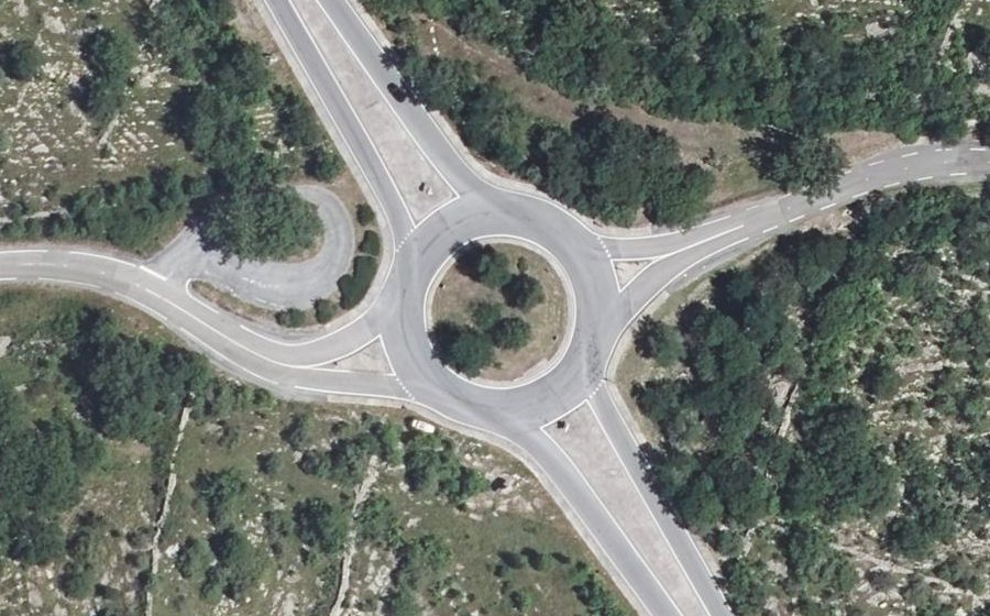 Vue aérienne du Rond-point anonyme n°126533135