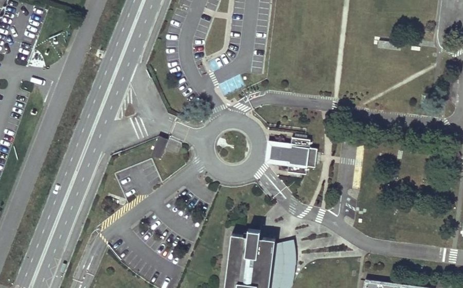 Vue aérienne du Rond-point anonyme n°126573010