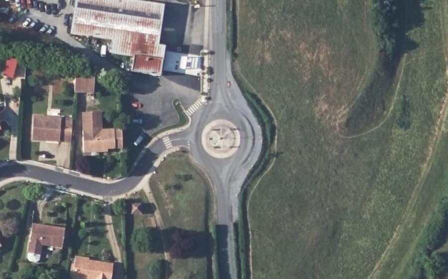 Vue aérienne du Rond-point anonyme n°126592202