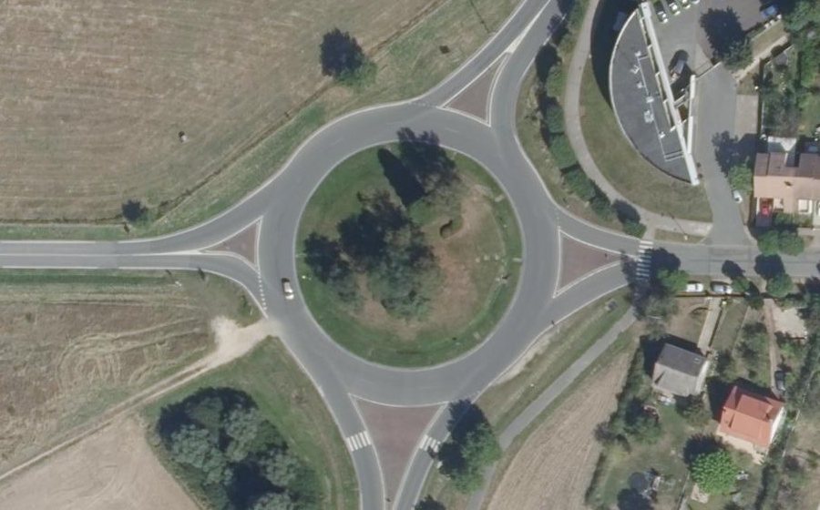 Vue aérienne du Rond-point anonyme n°1266022427