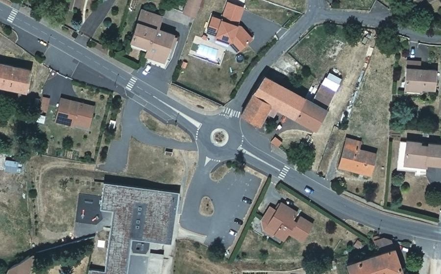 Vue aérienne du Rond-point anonyme n°126602347