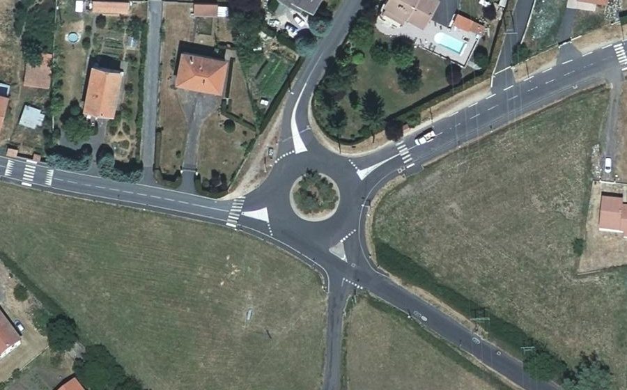 Vue aérienne du Rond-point anonyme n°126603354