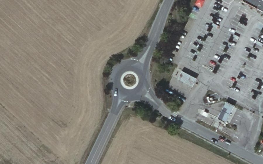 Vue aérienne du Rond-point anonyme n°1266217731