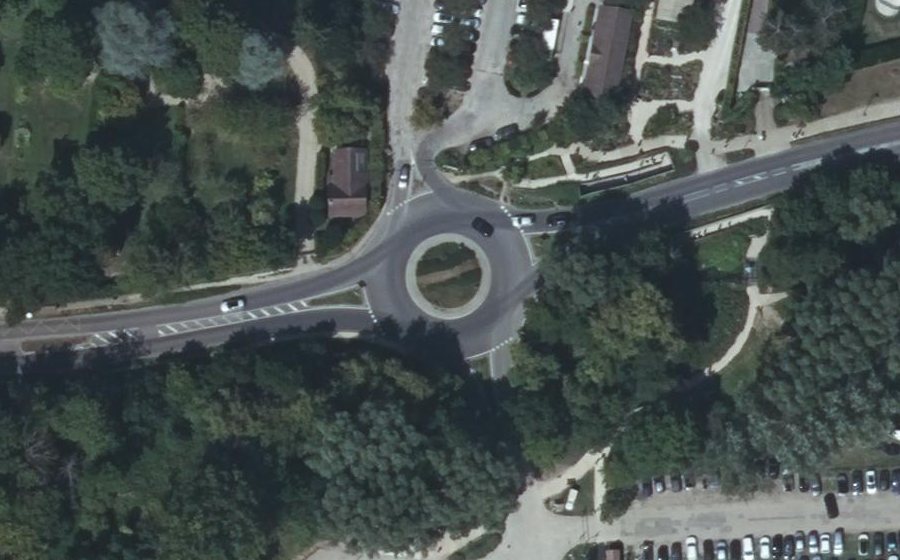 Vue aérienne du Rond-point anonyme n°1266217735