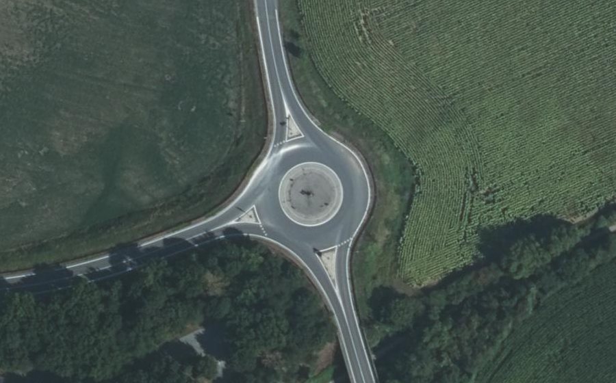 Vue aérienne du Rond-point anonyme n°126627698