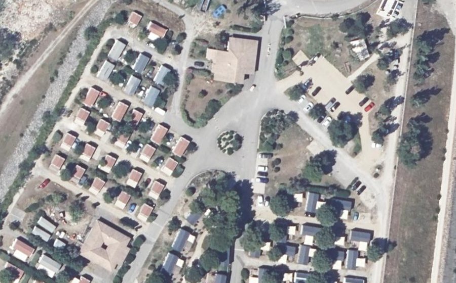 Vue aérienne du Rond-point anonyme n°126641574