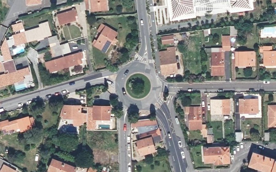 Vue aérienne du Rond-point anonyme n°126642696