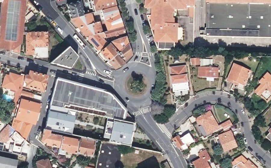 Vue aérienne du Rond-point anonyme n°126642702