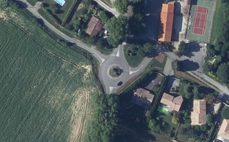 Vue aérienne du Rond-point anonyme n°126664727