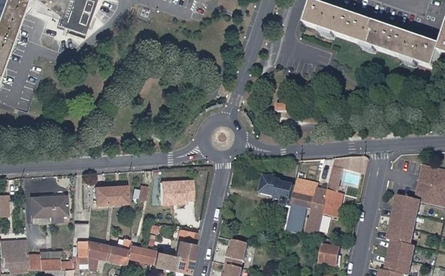 Vue aérienne du Rond-point anonyme n°1266697382