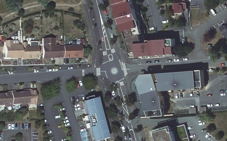 Vue aérienne du Rond-point anonyme n°126682474