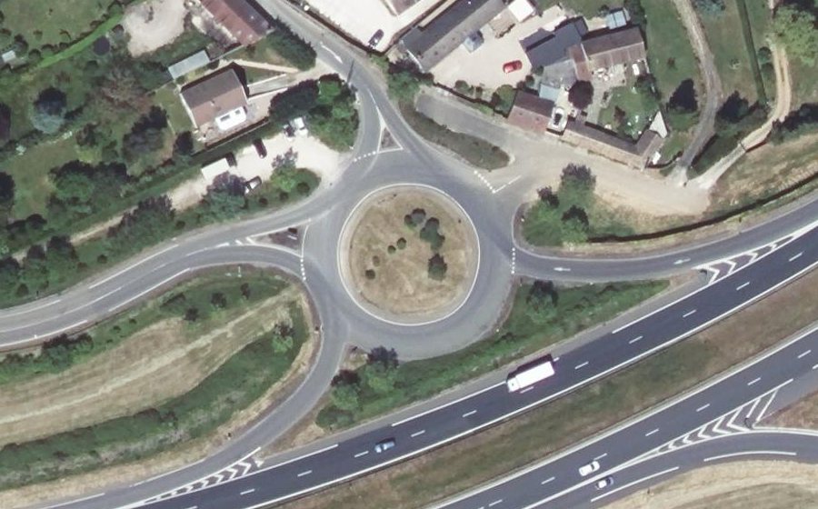 Vue aérienne du Rond-point anonyme n°126697438