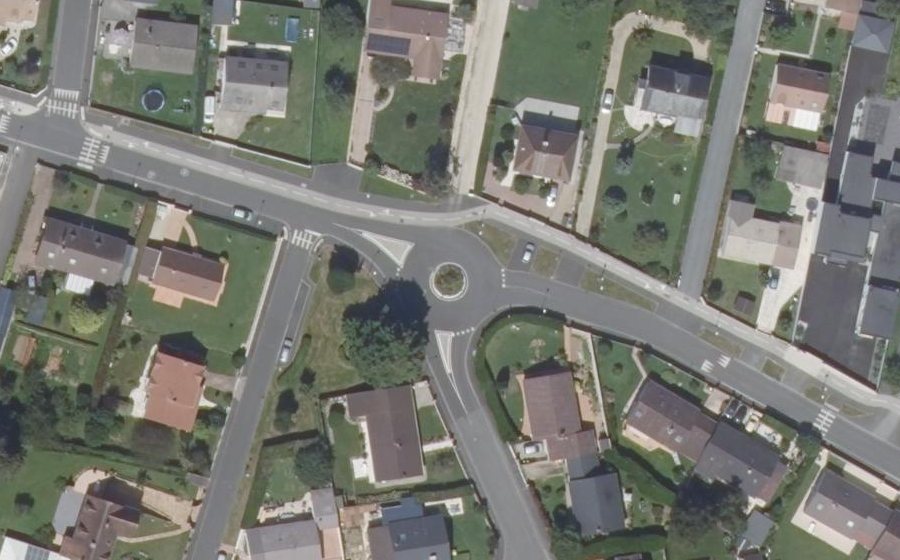 Vue aérienne du Rond-point anonyme n°126728539
