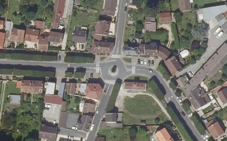 Vue aérienne du Rond-point anonyme n°126728543
