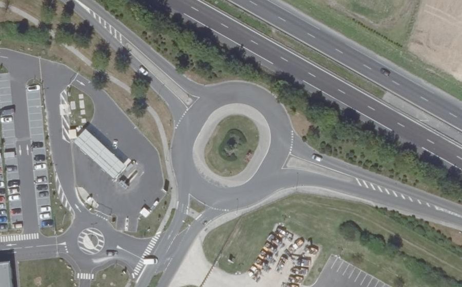 Vue aérienne du Rond-point anonyme n°126728547