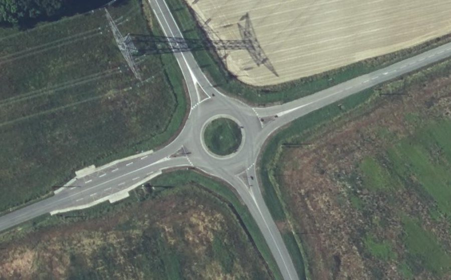 Vue aérienne du Rond-point anonyme n°126730857