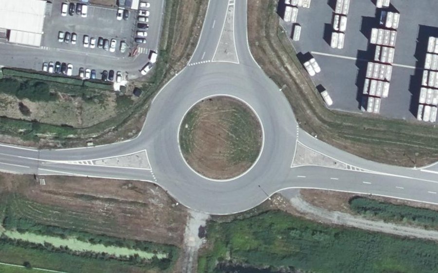 Vue aérienne du Rond-point anonyme n°1267467869