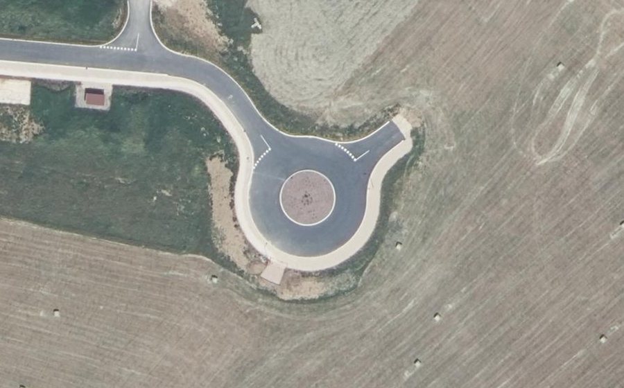 Vue aérienne du Rond-point anonyme n°1267558030