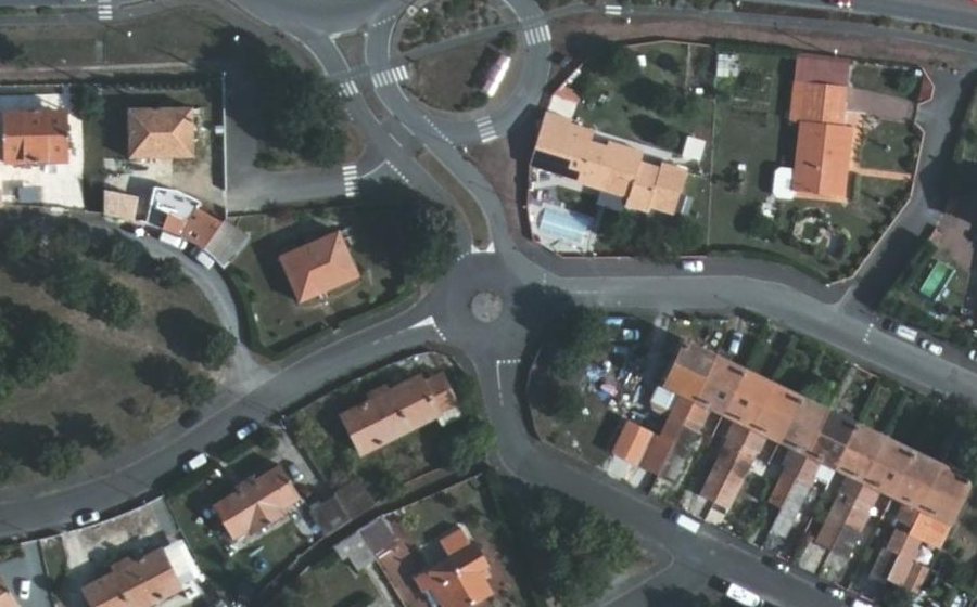 Vue aérienne du Rond-point anonyme n°126759272
