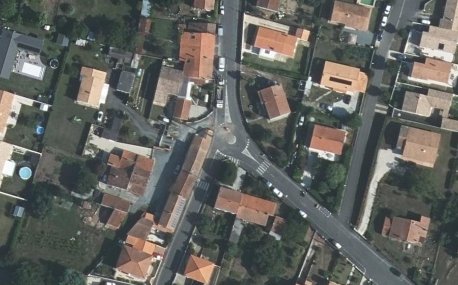 Vue aérienne du Rond-point anonyme n°126759296