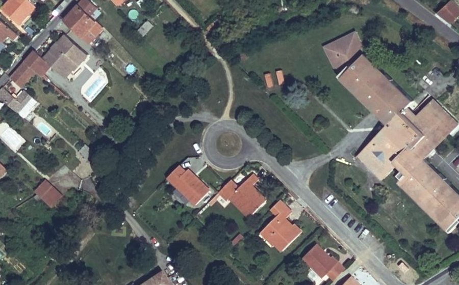 Vue aérienne du Rond-point anonyme n°126785664