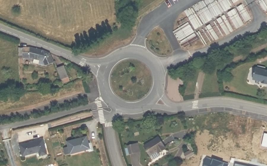 Vue aérienne du Rond-point anonyme n°126788493