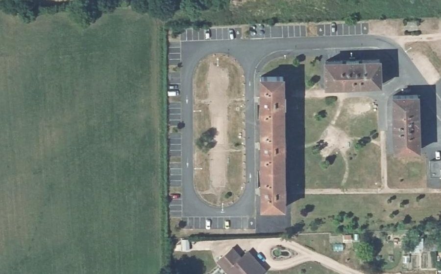 Vue aérienne du Rond-point anonyme n°126797598