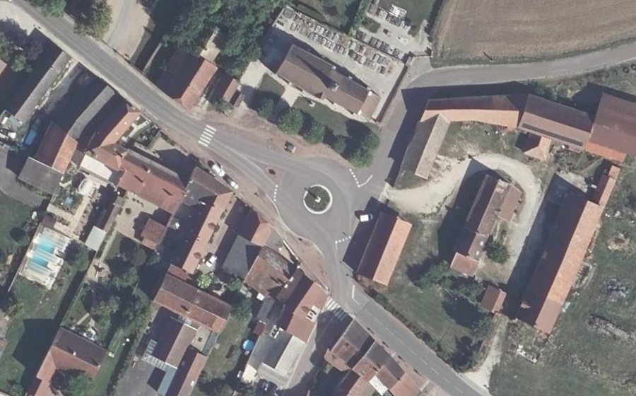 Vue aérienne du Rond-point anonyme n°126798219