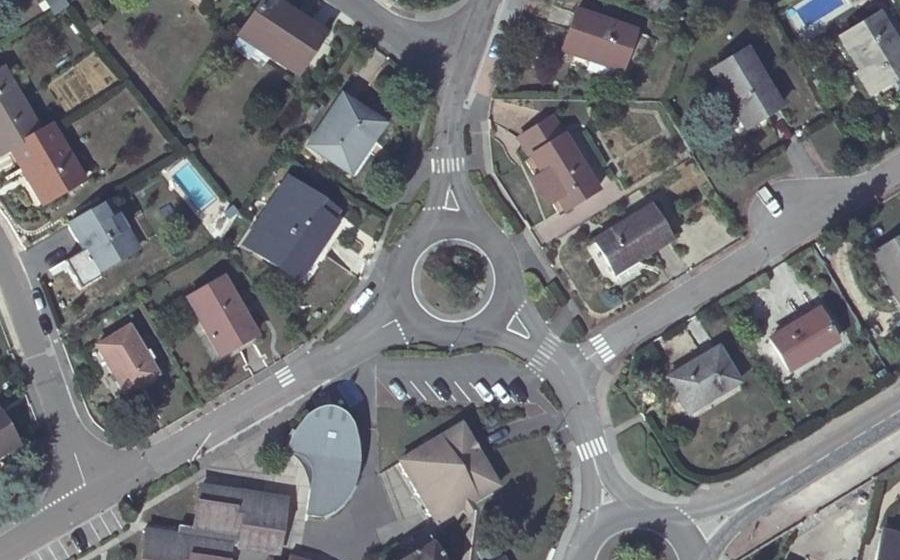 Vue aérienne du Rond-point anonyme n°126821532