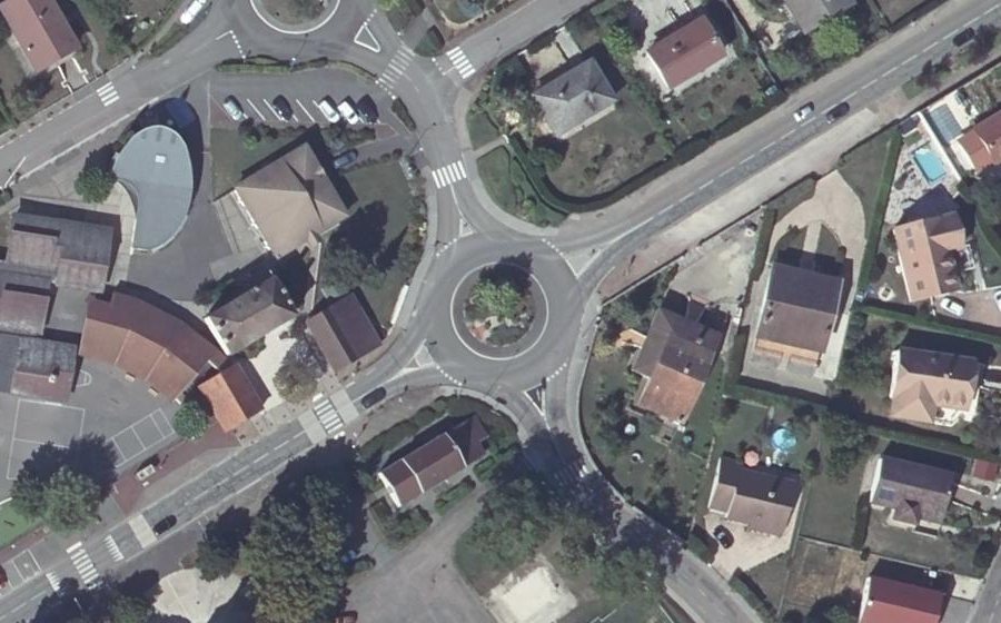 Vue aérienne du Rond-point anonyme n°126821533