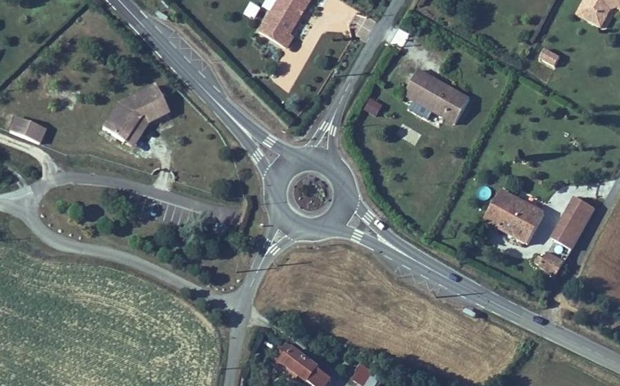 Vue aérienne du Rond-point anonyme n°126822825