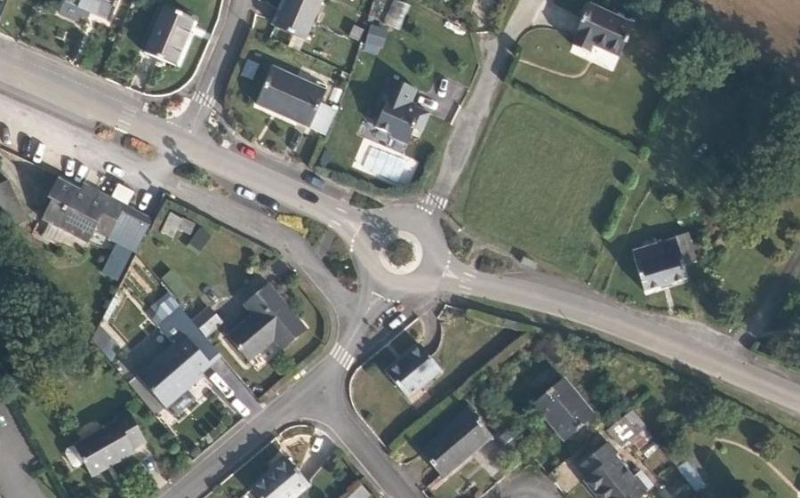 Vue aérienne du Rond-point anonyme n°126834634