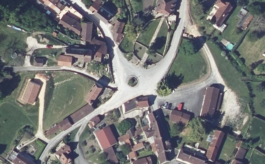 Vue aérienne du Rond-point anonyme n°126835958