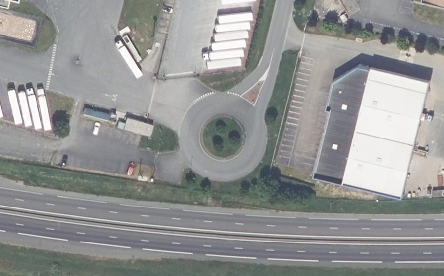 Vue aérienne du Rond-point anonyme n°126977840
