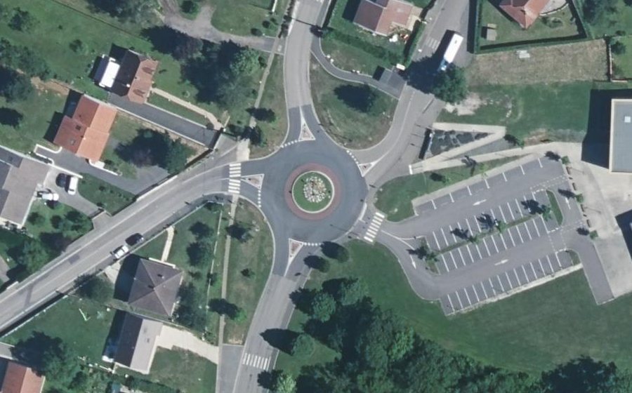 Vue aérienne du Rond-point anonyme n°127009964