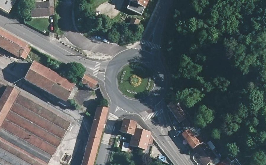 Vue aérienne du Rond-point anonyme n°127009965