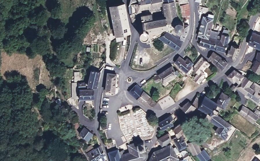 Vue aérienne du Rond-point anonyme n°127051289