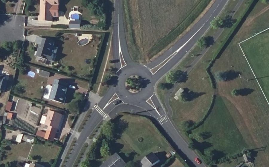 Vue aérienne du Rond-point anonyme n°127052278