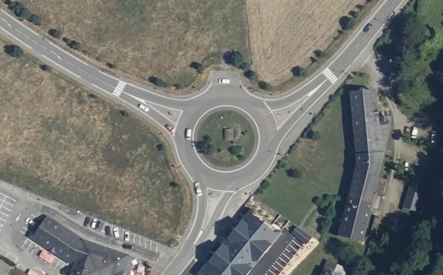 Vue aérienne du Rond-point anonyme n°127077570